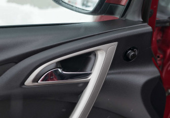 Подержанный автомобиль Opel Astra Hatchback 2011 года (15 фото)