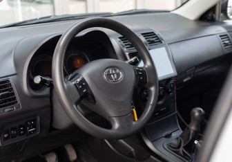 Подержанный автомобиль Toyota Corolla Sedan 2007 года (11 фото)