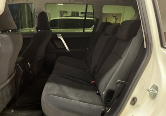 Подержанный автомобиль Toyota Land Cruiser Prado 2016 года (14 фото)