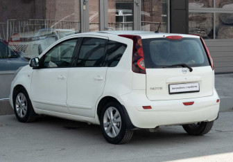 Подержанный автомобиль Nissan Note 2012 года (7 фото)