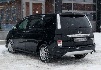 Подержанный автомобиль Toyota ISis 2013 года (7 фото)