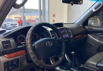Подержанный автомобиль Toyota Land Cruiser Prado 2005 года (10 фото)