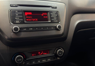 Подержанный автомобиль Kia Rio Hatchback 2015 года (12 фото)