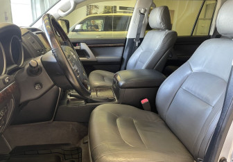 Подержанный автомобиль Toyota Land Cruiser Suv 2010 года (8 фото)