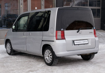 Подержанный автомобиль Honda Mobilio 2002 года (7 фото)