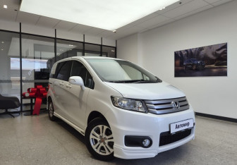Подержанный автомобиль Honda Freed 2013 года (3 фото)