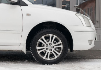 Подержанный автомобиль Toyota Premio 2002 года (9 фото)