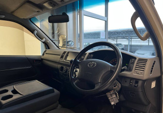 Подержанный автомобиль Toyota HiAce 2011 года (8 фото)