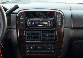 Подержанный автомобиль Ford Explorer 2005 года (14 фото)