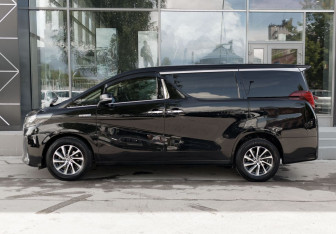 Подержанный автомобиль Toyota Alphard 2018 года (8 фото)