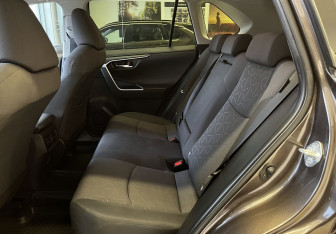 Подержанный автомобиль Toyota RAV4 2020 года (17 фото)