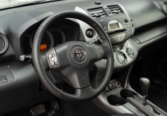 Подержанный автомобиль Toyota RAV4 2008 года (11 фото)