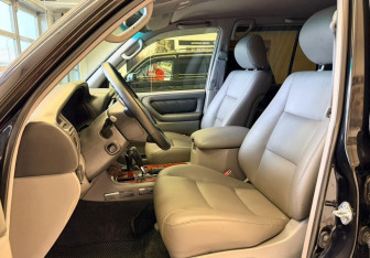 Подержанный автомобиль Toyota Land Cruiser Suv 2000 года (10 фото)