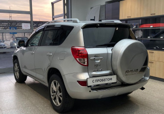 Подержанный автомобиль Toyota RAV4 2006 года (7 фото)