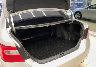 Подержанный автомобиль Toyota Camry Sedan 2013 года (7 фото)