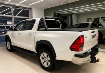 Подержанный автомобиль Toyota Hilux 2017 года (7 фото)