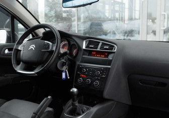 Подержанный автомобиль Citroen C4 Hatchback 2012 года (10 фото)
