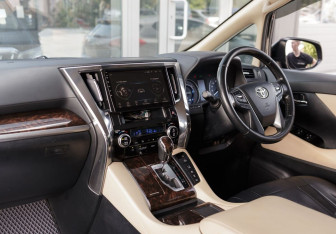 Подержанный автомобиль Toyota Alphard 2018 года (10 фото)