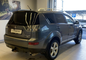 Подержанный автомобиль Mitsubishi Outlander 2008 года (4 фото)