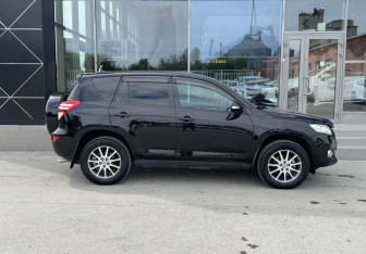 Подержанный автомобиль Toyota RAV4 2011 года (4 фото)