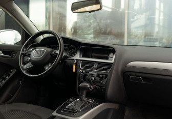 Подержанный автомобиль Audi A4 Sedan 2012 года (10 фото)
