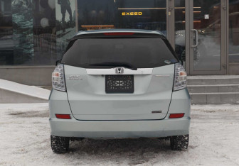 Подержанный автомобиль Honda Fit Shuttle 2012 года (6 фото)