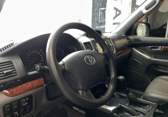 Подержанный автомобиль Toyota Land Cruiser Prado 2006 года (7 фото)