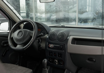 Подержанный автомобиль Renault Sandero 2011 года (10 фото)