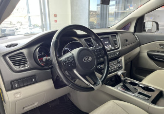 Подержанный автомобиль Kia Carnival 2018 года (7 фото)