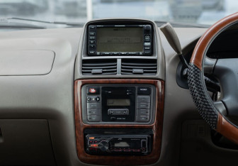 Подержанный автомобиль Toyota Gaia 2001 года (14 фото)