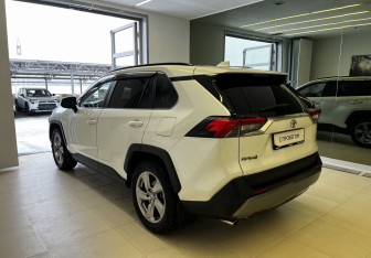 Подержанный автомобиль Toyota RAV4 2020 года (5 фото)