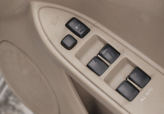 Подержанный автомобиль Toyota Premio 2003 года (15 фото)