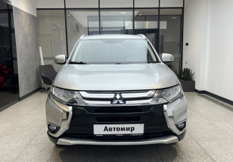 Подержанный автомобиль Mitsubishi Outlander 2018 года (2 фото)