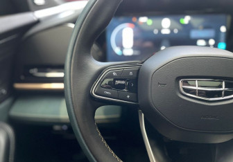 Подержанный автомобиль Geely Monjaro 2023 года (14 фото)