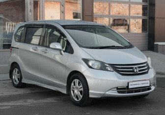 Подержанный автомобиль Honda Freed 2010 года (3 фото)