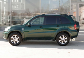 Подержанный автомобиль Toyota RAV4 2004 года (8 фото)