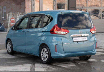 Подержанный автомобиль Honda Freed 2017 года (7 фото)