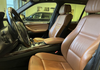 Подержанный автомобиль BMW X5 2009 года (8 фото)