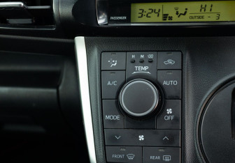 Подержанный автомобиль Toyota Wish Minivan 2013 года (15 фото)