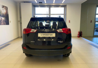 Подержанный автомобиль Toyota RAV4 2015 года (6 фото)