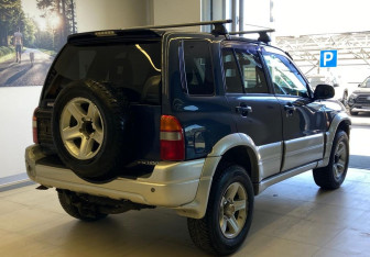 Подержанный автомобиль Suzuki Escudo 2000 года (4 фото)