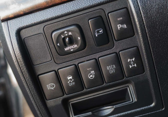 Подержанный автомобиль Toyota Land Cruiser Suv 2012 года (18 фото)