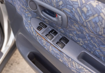 Подержанный автомобиль Toyota Ipsum 1996 года (14 фото)