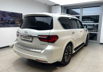 Подержанный автомобиль Infiniti QX80 2018 года (5 фото)