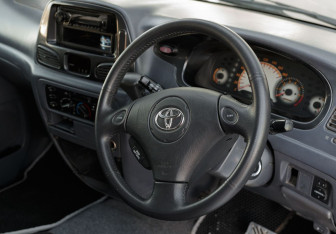 Подержанный автомобиль Daihatsu Delta Wagon Compactvan 2001 года (11 фото)