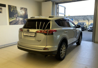 Подержанный автомобиль Toyota RAV4 2017 года (4 фото)