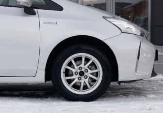 Подержанный автомобиль Toyota Prius Alpha 2015 года (9 фото)