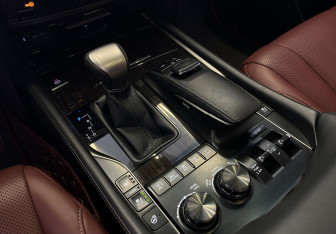 Подержанный автомобиль Lexus LX 2017 года (14 фото)