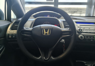 Подержанный автомобиль Honda Civic Sedan 2008 года (9 фото)