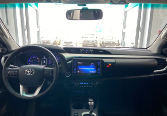 Подержанный автомобиль Toyota Hilux 2015 года (14 фото)